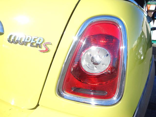 ＭＩＮＩ クーパーＳ　コンバーチブル　電動オープン　ターボ　Ｒ５７クーパーＳ　ＨＩＤ　ＥＴＣ　禁煙車　インターチェンジイエロー　ハーフレザー　ＤＳＣ　リアコーナーセンサー　キーレス　プッシュスターター　ＭＴモード付ＡＴ　サイドエアバック（26枚目）