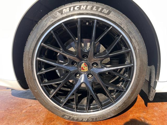 パナメーラ 　サンルーフ／ＭＩＣＨＥＬＩＮ２１インチタイヤ／４ＷＤ／革パワーシート／電動リアゲート／シートヒーター／ＢＯＳＥスピーカ／パワーシート／メモリーシート／全周囲カメラ／バックカメラ／クリアランスソナー／（12枚目）