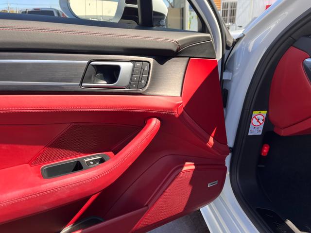 パナメーラ 　サンルーフ／ＭＩＣＨＥＬＩＮ２１インチタイヤ／４ＷＤ／革パワーシート／電動リアゲート／シートヒーター／ＢＯＳＥスピーカ／パワーシート／メモリーシート／全周囲カメラ／バックカメラ／クリアランスソナー／（31枚目）