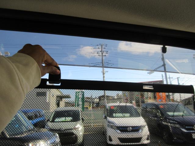 後部シート窓にはロール式のサンシェードが付いています！小さなお子様も日差しから守ることが出来ます♪