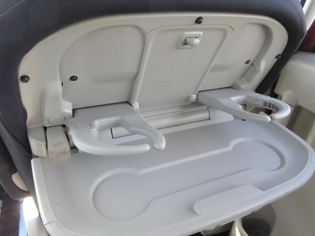 後部シートではドリンクホルダー付きの折りたたみ式テーブルが使えます♪これは何気にとても便利です♪