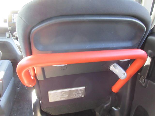 セレナ X 後期モデル ハイブリッド 禁煙車 送迎オートステップ 純正ナビTV クルーズコントロール ロールサンシェード 両側パワースライドドア スペアタイヤ4本 Bluetoothオーディオ スマートキー2個(11枚目)