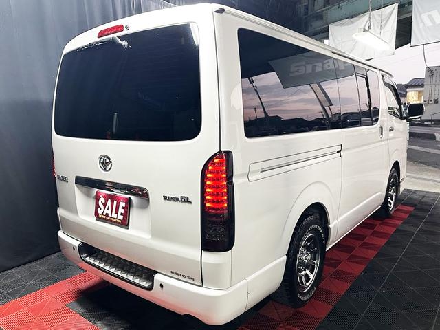 ハイエースバン ロングスーパーGL ディーゼルターボ パールホワイト 両側スライド スマホ連動ディスプレー 純正バックカメラ フルセグTV Bluetooth オートエアコン 社外アルミ タイベル交換済 バッテリー交換済 シートカバー(12枚目)