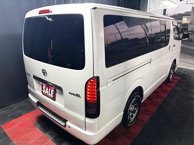 ハイエースバン ロングスーパーGL ディーゼルターボ パールホワイト 両側スライド スマホ連動ディスプレー 純正バックカメラ フルセグTV Bluetooth オートエアコン 社外アルミ タイベル交換済 バッテリー交換済 シートカバー(13枚目)