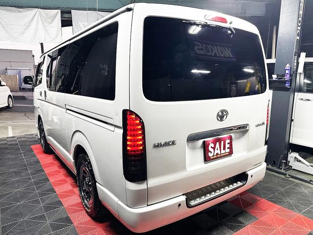 ハイエースバン ロングスーパーGL ディーゼルターボ パールホワイト 両側スライド スマホ連動ディスプレー 純正バックカメラ フルセグTV Bluetooth オートエアコン 社外アルミ タイベル交換済 バッテリー交換済 シートカバー(17枚目)