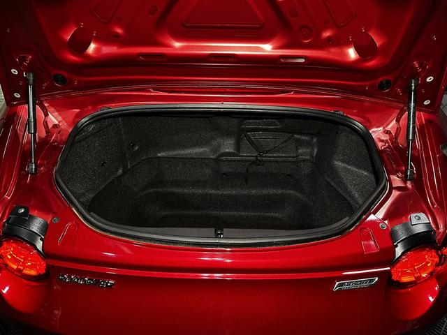 ロードスター Ｓレザーパッケージ　１２ヵ月走行距離無制限保証　本革シート　６速マニュアル　ＢＯＳＥサラウンドシステム　純正ナビ　バックカメラ　ＥＴＣ　ドライブレコーダー　アルミ　ＡＤＶＡＮタイヤ　シートヒーター　新品バッテリー（26枚目）