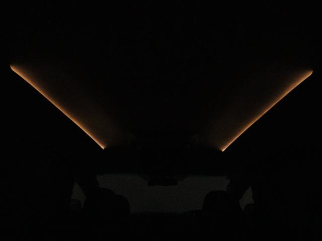 夜間に室内を照らしてくれるルームライトです