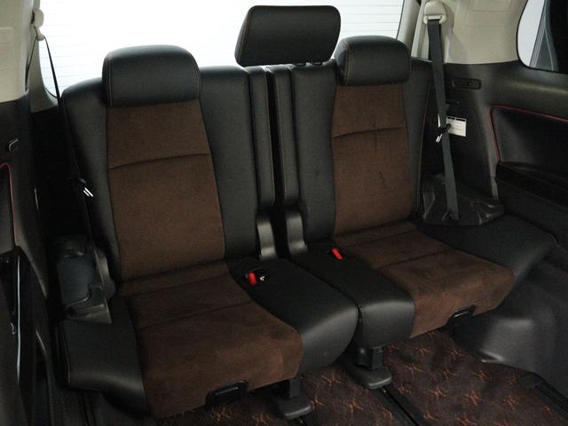 サードシートも広々とした空間をご用意しております！シートアレンジにて、快適スペースを作ることも可能となっております！アレンジパターンも豊富で、様々なシーンにご利用いただけます！