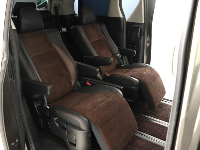 【特別仕様車限定】ハーフレザーシート！本革＆ブラック人工皮革とアルカンターラシートがミックスされたハーフレザーシートです。おしゃれな色の組み合わせで高級感のある車内空間が広がっております。