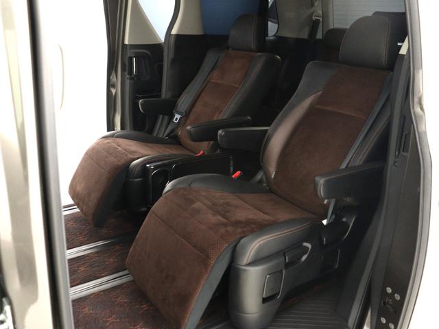 【特別仕様車限定】ハーフレザーシート！本革＆ブラック人工皮革とアルカンターラシートがミックスされたハーフレザーシートです。おしゃれな色の組み合わせで高級感のある車内空間が広がっております。