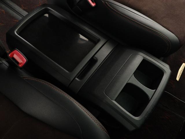 【センターコンソール】ドリンクホルダーと物置テーブルを備え、下部に大容量の収納ＢＯＸを完備！