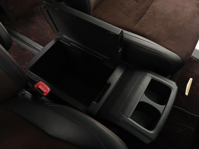 【センターコンソール】ドリンクホルダーと物置テーブルを備え、下部に大容量の収納ＢＯＸを完備！