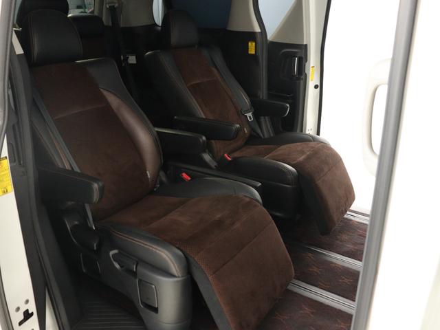 【特別仕様車限定】ハーフレザーシート!本革&ブラック人工皮革とアルカンターラシートがミックスされたハーフレザーシートです。おしゃれな色の組み合わせで高級感のある車内空間が広がっております。