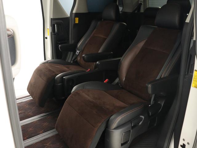 【特別仕様車限定】ハーフレザーシート!本革&ブラック人工皮革とアルカンターラシートがミックスされたハーフレザーシートです。おしゃれな色の組み合わせで高級感のある車内空間が広がっております。