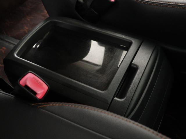 【センターコンソール】ドリンクホルダーと物置テーブルを備え、下部に大容量の収納BOXを完備!