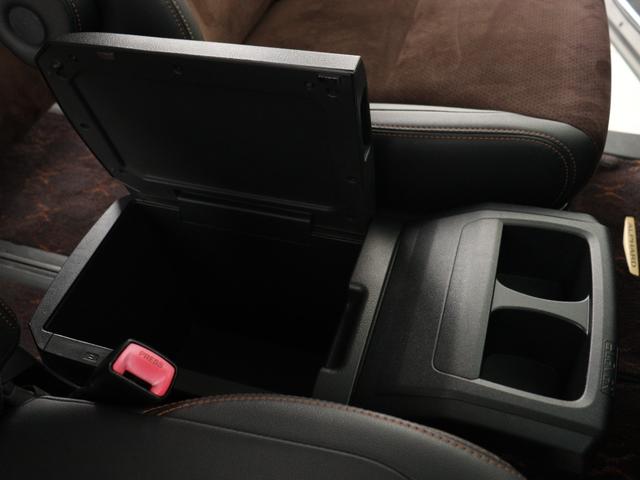 【センターコンソール】ドリンクホルダーと物置テーブルを備え、下部に大容量の収納BOXを完備!