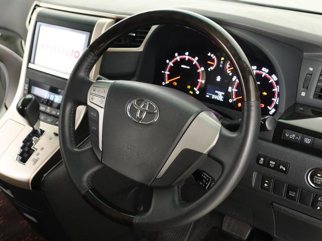 【本革巻きウッドコンビステアリング】しっとりとしたレザーの質感と握り心地をご堪能下さい!