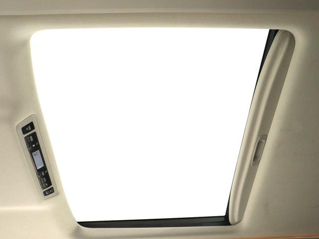 ヴェルファイア ２．４Ｚ　プラチナムセレクション　（禁煙車）（ツインサンルーフ）（社外グリルカスタム）（後席モニター）（純正ナビ）（特別仕様車）パワーバックドア　両側電動スライド　ＥＴＣ　フルセグＴＶ　Ｂｌｕｅｔｏｏｔｈ接続　バックカメラ　オットマン（27枚目）