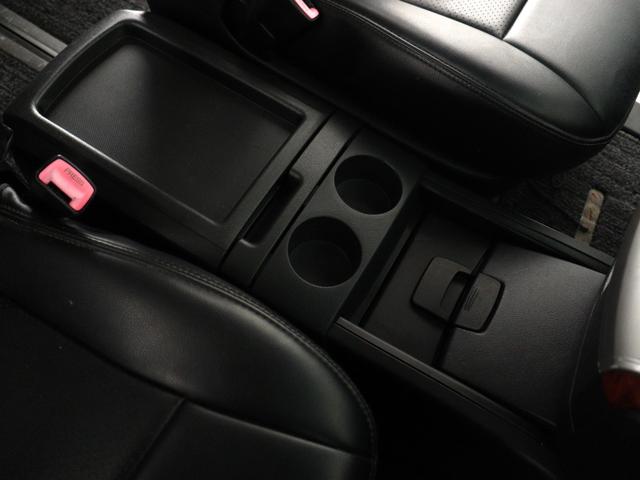 ヴェルファイア ２．４Ｚ　プラチナムセレクション　（禁煙車）（特別仕様車）（後席モニター）（純正ナビ）（黒革調シートカバー装着）パワーバックドア　両側電動スライドドア　ＥＴＣ　カラーバックモニター　ウッドコンビハンドル　クリアランスソナー　オットマン（20枚目）