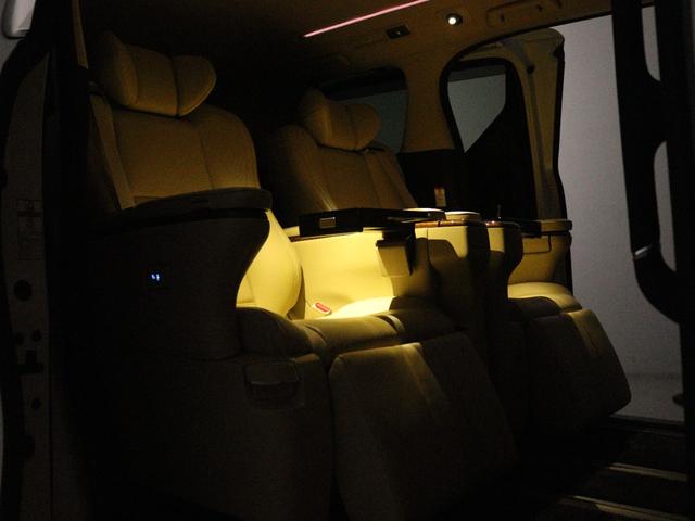 （☆プレミアムナッパ本革シート☆）なめらかでしっとりとした本革シート♪快適な温冷風シート機能、専用の読書灯、電動リクライニング、電動オットマン、格納テーブルと最上級グレード装備！