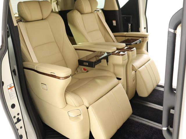 （☆プレミアムナッパ本革シート☆）なめらかでしっとりとした本革シート♪快適な温冷風シート機能、専用の読書灯、電動リクライニング、電動オットマン、格納テーブルと最上級グレード装備！