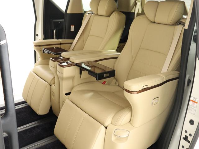 （☆プレミアムナッパ本革シート☆）なめらかでしっとりとした本革シート♪快適な温冷風シート機能、専用の読書灯、電動リクライニング、電動オットマン、格納テーブルと最上級グレード装備！