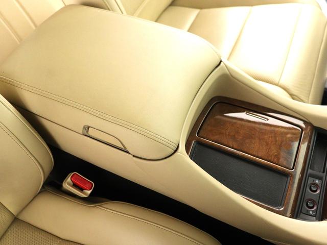 【センターコンソール】ドリンクホルダーと物置テーブルを備え、下部に大容量の収納ＢＯＸを完備！