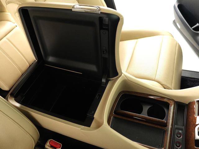 【センターコンソール】ドリンクホルダーと物置テーブルを備え、下部に大容量の収納ＢＯＸを完備！
