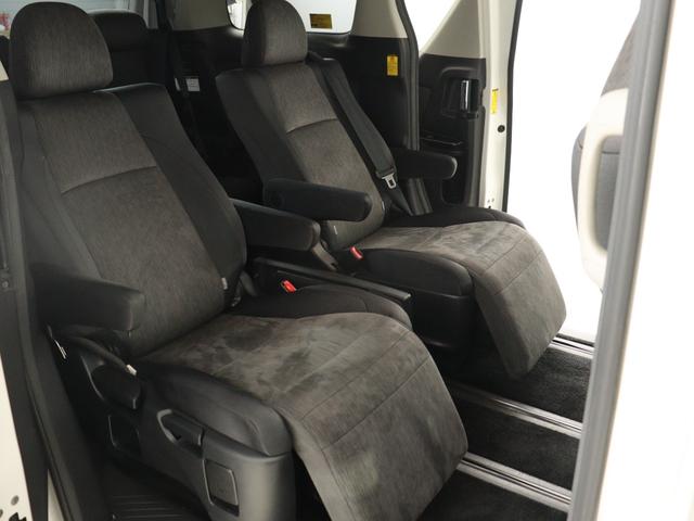 【オットマン付きセカンドシート】最大８００ｍｍのロングスライドシートとオットマン機能により足を楽々伸ばす事が可能です！また、ひじ掛けもありますので、快適なドライブをお楽しみいただけます！