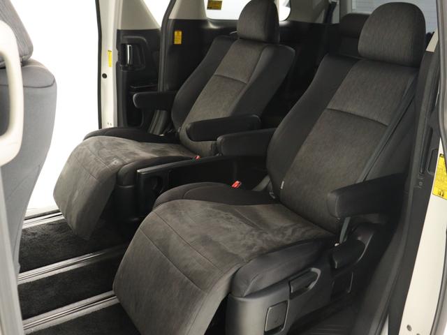 【オットマン付きセカンドシート】最大８００ｍｍのロングスライドシートとオットマン機能により足を楽々伸ばす事が可能です！また、ひじ掛けもありますので、快適なドライブをお楽しみいただけます！