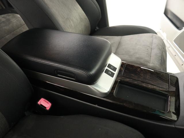 【センターコンソール】ドリンクホルダーと物置テーブルを備え、下部に大容量の収納ＢＯＸを完備！