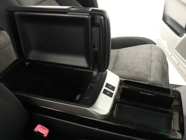 【センターコンソール】ドリンクホルダーと物置テーブルを備え、下部に大容量の収納ＢＯＸを完備！