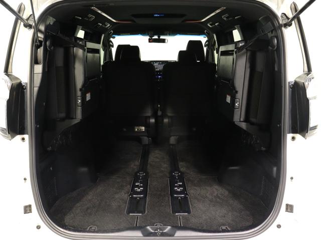 ミニバン最大級のスペース！ご家族、お友達とのキャンプやバーベキューほか、お仕事でも十分な容量が有ります！