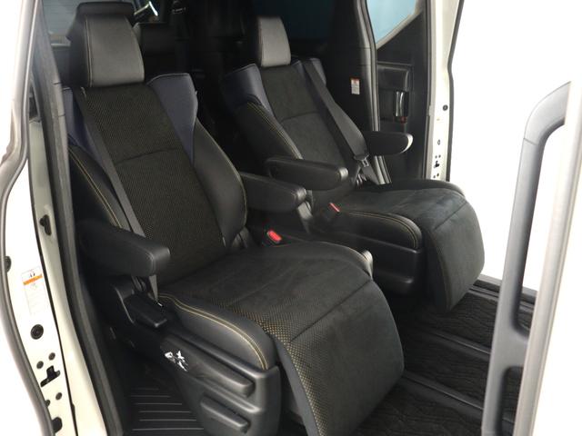 【オットマン付きセカンドシート】ロングスライドシートとオットマン機能により足を楽々伸ばす事が可能です！また、ひじ掛けもありますので、快適なドライブをお楽しみいただけます！