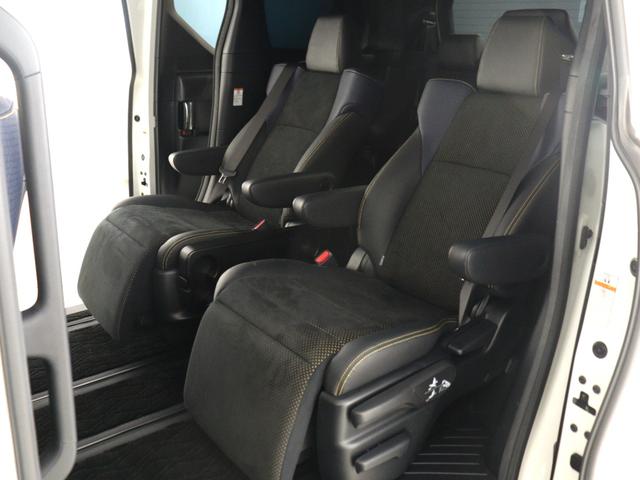 【オットマン付きセカンドシート】ロングスライドシートとオットマン機能により足を楽々伸ばす事が可能です！また、ひじ掛けもありますので、快適なドライブをお楽しみいただけます！