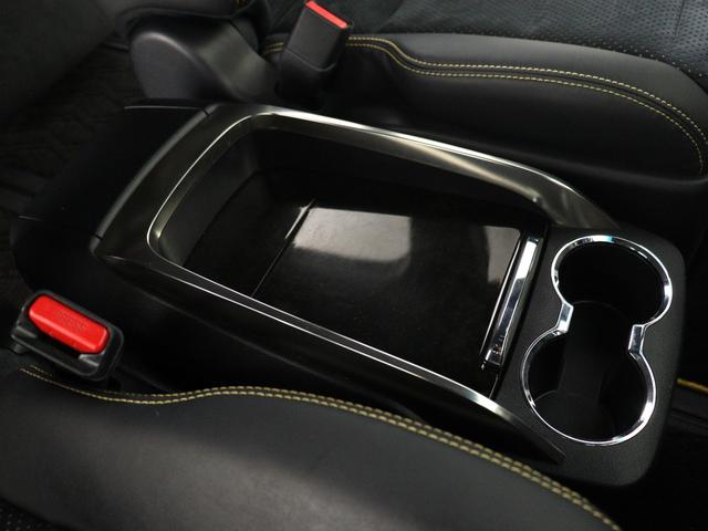 【センターコンソール】上部にはドリンクホルダーと物置テーブルを備えスライドさせることで下部に大容量の収納ＢＯＸを完備！