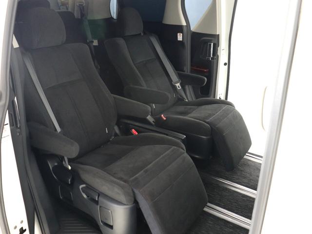 【オットマン付きセカンドシート】最大８００ｍｍのロングスライドシートとオットマン機能により足を楽々伸ばす事が可能です！また、ひじ掛けもありますので、快適なドライブをお楽しみいただけます！