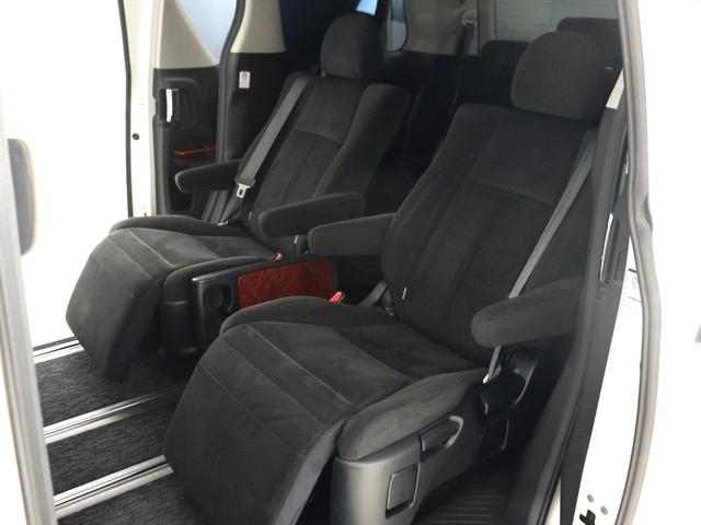 【オットマン付きセカンドシート】最大８００ｍｍのロングスライドシートとオットマン機能により足を楽々伸ばす事が可能です！また、ひじ掛けもありますので、快適なドライブをお楽しみいただけます！