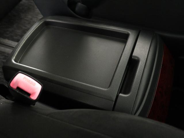 【センターコンソール】ドリンクホルダーと物置テーブルを備え、下部に大容量の収納ＢＯＸを完備！