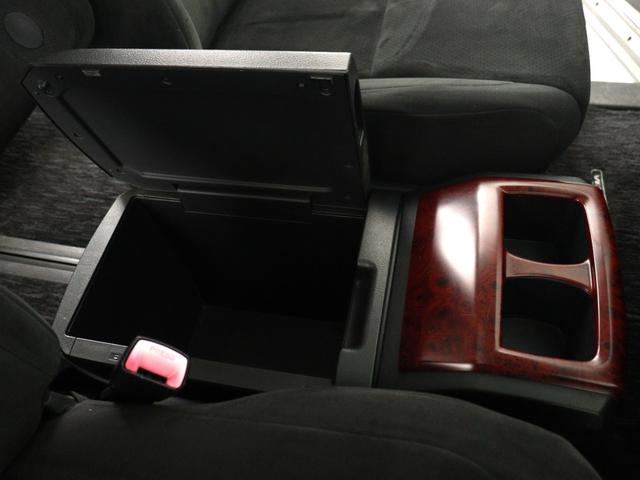 【センターコンソール】ドリンクホルダーと物置テーブルを備え、下部に大容量の収納ＢＯＸを完備！