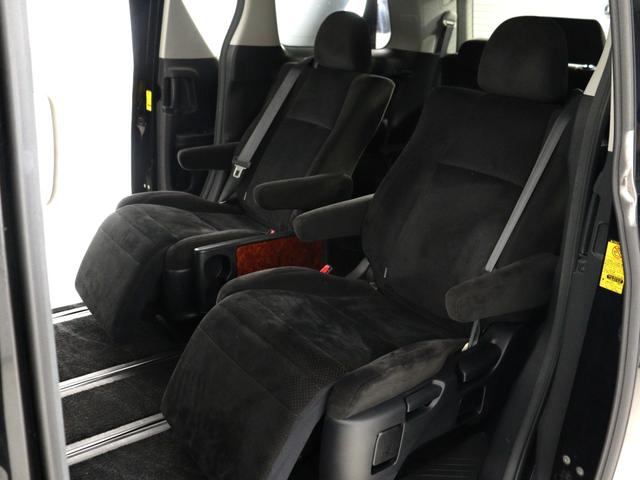 【オットマン付きセカンドシート】最大８００ｍｍのロングスライドシートとオットマン機能により足を楽々伸ばす事が可能です！また、ひじ掛けもありますので、快適なドライブをお楽しみいただけます！