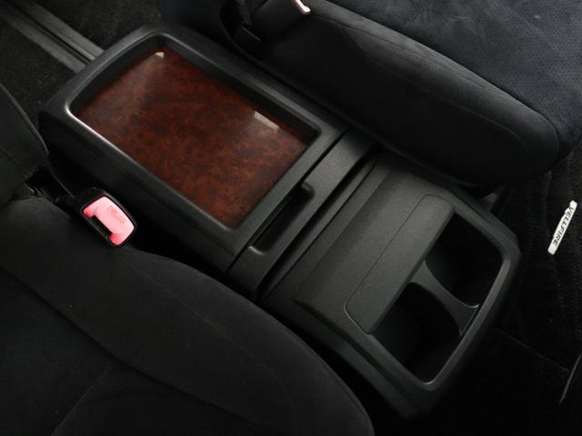 【センターコンソール】ドリンクホルダーと物置テーブルを備え、下部に大容量の収納ＢＯＸを完備！