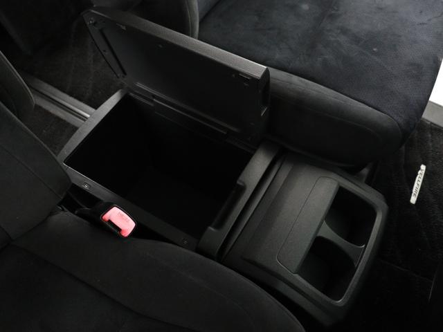 【センターコンソール】ドリンクホルダーと物置テーブルを備え、下部に大容量の収納ＢＯＸを完備！
