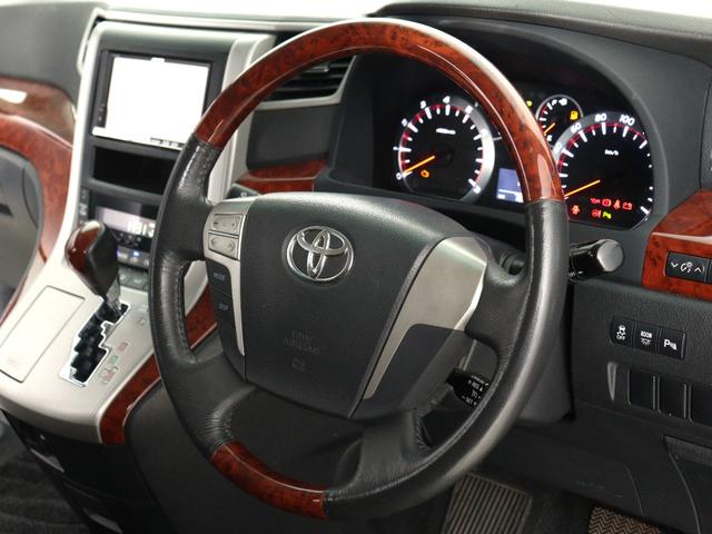 【本革巻きウッドコンビステアリング】しっとりとしたレザーの質感と握り心地をご堪能下さい！