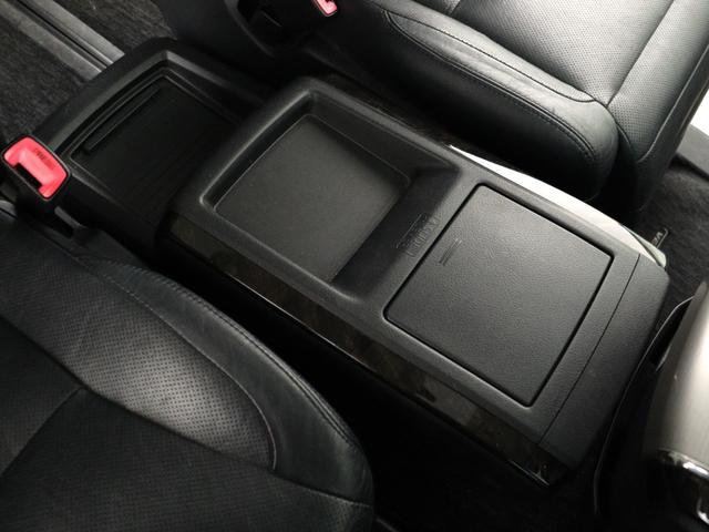 【センターコンソール】上部にはドリンクホルダーと物置テーブルを備えスライドさせることで下部に大容量の収納ＢＯＸを完備！