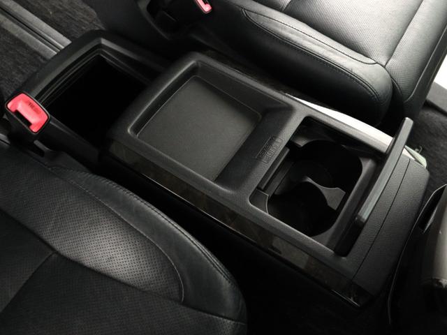 【センターコンソール】上部にはドリンクホルダーと物置テーブルを備えスライドさせることで下部に大容量の収納ＢＯＸを完備！