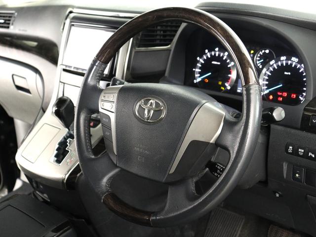 【本革巻きウッドコンビステアリング】しっとりとしたレザーの質感と握り心地をご堪能下さい！