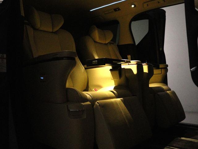 （☆プレミアムナッパ本革シート☆）なめらかでしっとりとした本革シート♪快適な温冷風シート機能、専用の読書灯、電動リクライニング、電動オットマン、格納テーブルと最上級グレード装備！