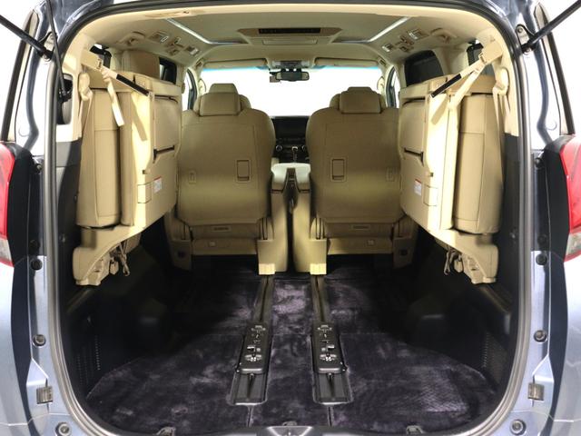 ミニバン最大級のスペース！ご家族、お友達とのキャンプやバーベキューほか、お仕事でも十分な容量が有ります！