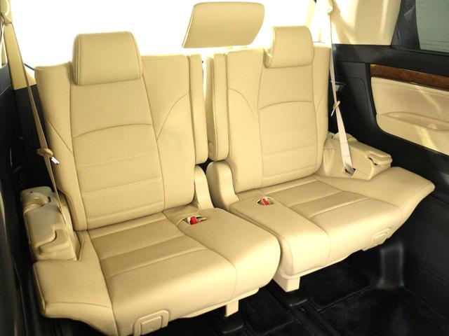 サードシートも広々とした空間をご用意しております！シートアレンジにて、快適スペースを作ることも可能となっております！アレンジパターンも豊富で、様々なシーンにご利用いただけます！